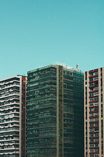aèria, fotografia, edifici de diversos pisos, durant el dia, sense títol, edifici, complex d’edificis, urbà, arquitectura, arquitectònic, façana, edifici d'apartaments, exterior de l'apartament, bloc, blocs, cel blau, grunge, comunisme, bloc de pis, cel, distopi, exterior de l'edifici, estructura construïda, ciutat, cel clar, còpia espai, vista d’angle baix, naturalesa, cap gent, barri residencial, dia, finestra, apartament, blau, exterior d’edifici d’oficines, a l'aire lliure, alta - alta, gratacels, 5K, CC0, domini públic, lliure de regalies