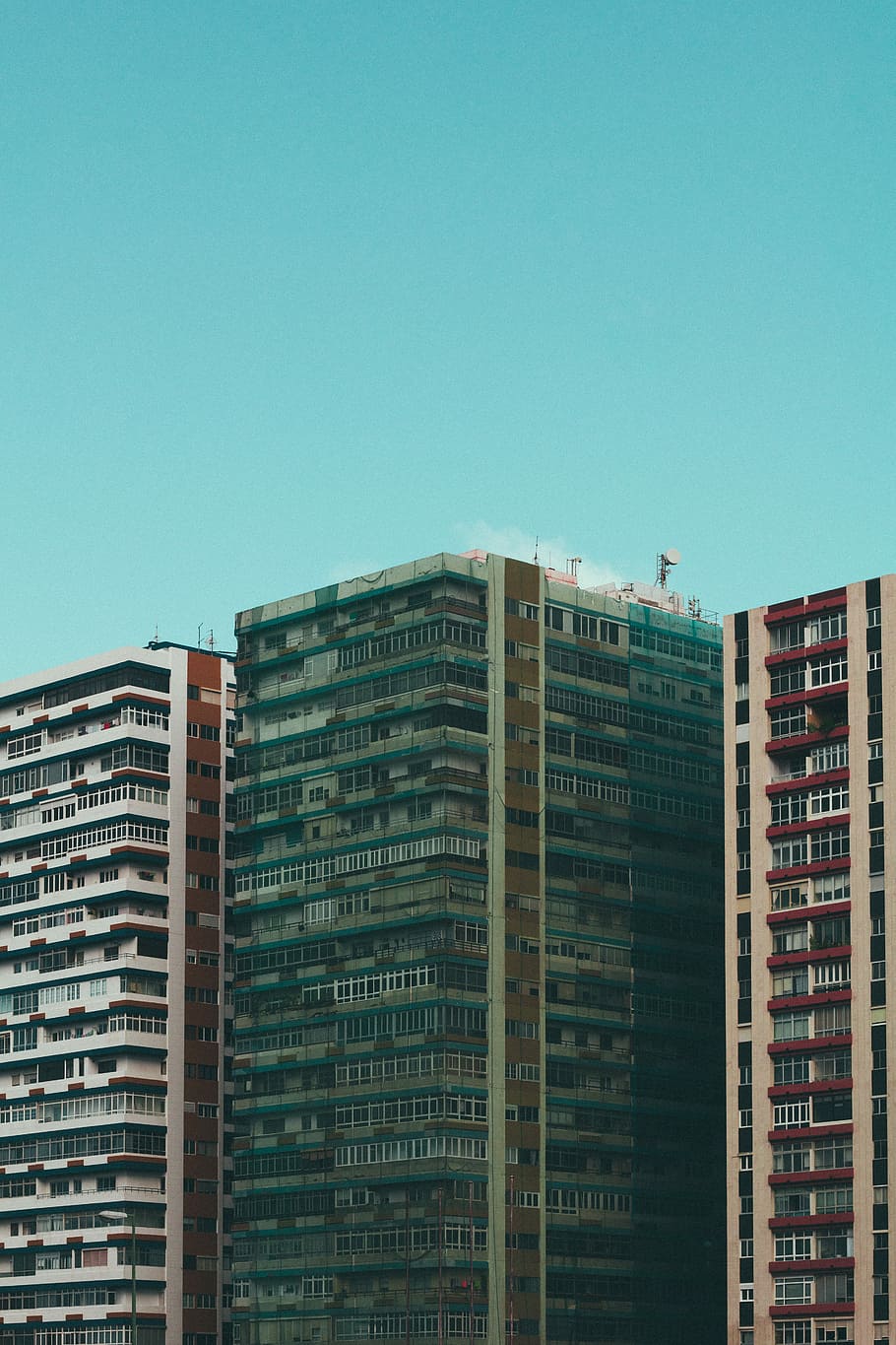 aèria, fotografia, edifici de diversos pisos, durant el dia, sense títol, edifici, complex d’edificis, urbà, arquitectura, arquitectònic, façana, edifici d'apartaments, exterior de l'apartament, bloc, blocs, cel blau, grunge, comunisme, bloc de pis, cel, distopi, exterior de l'edifici, estructura construïda, ciutat, cel clar, còpia espai, vista d’angle baix, naturalesa, cap gent, barri residencial, dia, finestra, apartament, blau, exterior d’edifici d’oficines, a l'aire lliure, alta - alta, gratacels, 5K