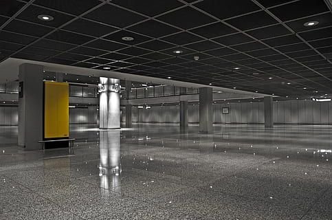 gloss, gul, skinne, hal, underjordisk, indendørs, transportmidler, metrostation, station, urban scene, tom, arkitektur, belyst, nat, ingen mennesker, arkitektoniske kolonne, gulve, bygget struktur, loft, flise, offentlig transport, flisebelagt gulv, belysningsudstyr, undergrundsbane, en person, rigtige mennesker, transportform, by, fritidsaktivitet, 1080P, CC0, offentligt domæne, royaltyfrie