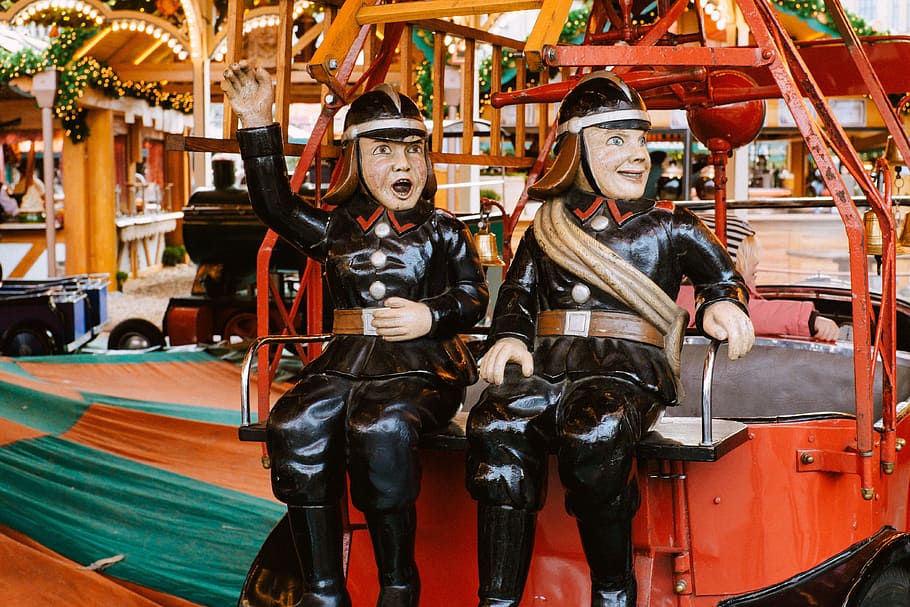 retro itfaiyeciler, Retro, itfaiyeciler, insanlar, renkli görüntü, Sanat ve Eğlence, iki insan, kameraya bakıyor, sanat kültürü ve eğlence, önden görünüş, portre, sadece yetişkinler, gülümseyen, mutluluk, hoşlanma, lunapark, temsil, duygu, lunapark yolculuğu, KADIN, Giyim, ulaşım modu, insan temsili, şapka, boş zaman etkinliği, gerçek insanlar, gün, 4K