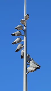 Beleuchtung, Licht, Strassenlicht, Design, Lampe, Stelle, Tag, Himmel, Flachwinkelansicht, klarer Himmel, Blau, keine Leute, Natur, Pole, Metall, kopieren sie platz, Sonnenlicht, draußen, weiße Farbe, Lichtanlage, Technologie, Verbindung, Elektrizität, Seil, Nahansicht, Kunst und Handwerk, 4K, CC0, gemeinfrei, lizenzfrei
