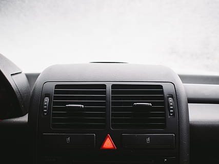 noir, évent de voiture, voiture, tableau de bord, pare-brise, porte-gobelet, véhicule, intérieur, chauffage, panneau, moderne, Plastique, bouton, clignotant de danger, Feux de détresse, équipement, Panneau de contrôle, personne, transport, journée, La technologie, à l'intérieur, mode de transport, véhicule terrestre, véhicule à moteur, intérieur de voiture, intérieur du véhicule, fermer, se concentrer sur le premier plan, ciel, la communication, espace de copie, couleur noire, matériel d'éclairage, luxe, 4K, CC0, domaine public, libre de droits