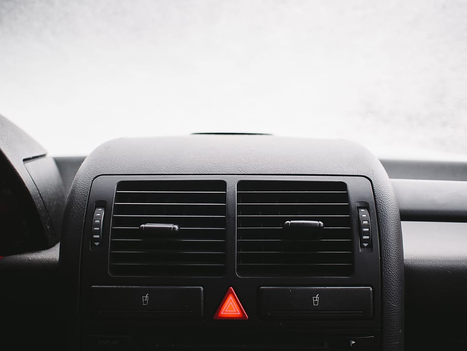 negre, sortida d'aire del cotxe, cotxe, panell, parabrisa, copa de mà, vehicle, automòbil, interior, calefacció, modern, plàstic, perilla, intermitents de risc, llums d'avís, equipament, panell de control, cap gent, transport, dia, tecnologia, a l'interior, manera de transport, vehicle terrestre, interior del cotxe, interior del vehicle, primer pla, centrar-se en primer pla, cel, comunicació, còpia espai, color negre, equips d’il·luminació, luxe, 4K
