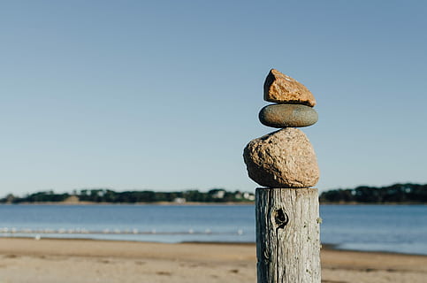 Rock Balancing, hölzern, Post, Karosserie, Wasser, rock balancing fotografie, Rock, Stein, Kieselstein, Zaun, Himmel, Natur, Holz - Material, Meer, klarer Himmel, Holzpfosten, Fokus auf den Vordergrund, Land, Strand, keine Leute, Tag, Ruhe, Szenen - Natur, Blau, Pole, draußen, ruhige Szene, 2K, CC0, gemeinfrei, lizenzfrei