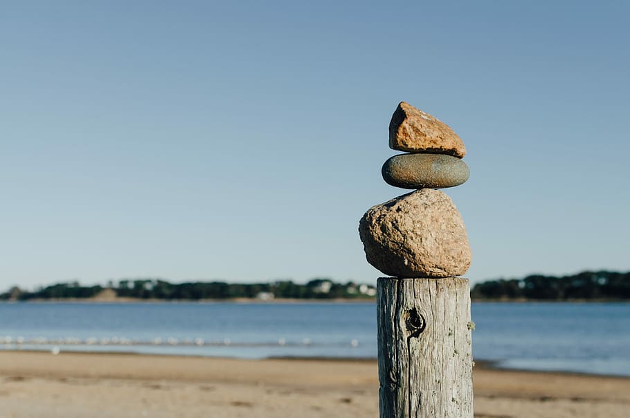 balanceig de roca, fusta, publicació, cos, aigua, fotografia d’equilibri de roca, rock, pedra, còdols, tanca, cel, naturalesa, material de fusta, mar, cel clar, post de fusta, centrar-se en primer pla, terra, platja, cap gent, dia, tranquil·litat, escenics - natura, blau, pol, a l'aire lliure, escena tranquil·la, 2K