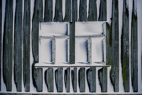 dos, blanc, fusta, emmarcat, 3 panells, Es congela la finestra de 3 panells, durant el dia, pintura abstracta, neu, finestra, graner, barrica, gelades, congelat, hivern, material de fusta, cap gent, límit, dia, barrera, tanca, estructura construïda, a l'aire lliure, primer pla, seguretat, arquitectura, directament a sobre, patró, protecció, metall, naturalesa, disseny, funció de construcció de parets, tancat, 5K, CC0, domini públic, lliure de regalies