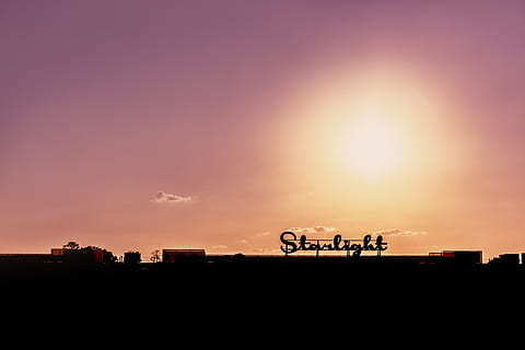 foto, señalización de la silueta de la luz de las estrellas, edificio, estructura, llamarada, ligero, Dom, llamarada del sol, destello solar, rayos de sol, negocio, arquitectura, construcción, diseño, industria, urbano, exterior, oficina, ciudad, proyecto, desarrollo, pueblo, arquitecto, puesta de sol, silueta, oscuridad, cielo, al aire libre, amanecer - amanecer, maquinaria, temas de animales, nube - cielo, naturaleza, nadie, copia espacio, texto, color naranja, comunicación, escritura occidental, belleza en la naturaleza, cielo dramático, paisaje, paisajes - naturaleza, animal, luz del sol, 4K, CC0, dominio público, libre de derechos