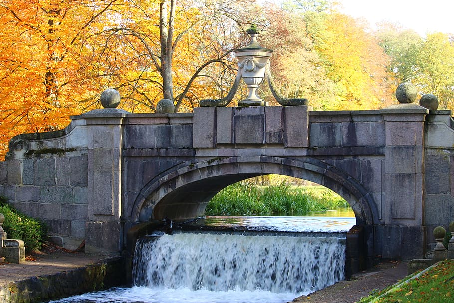 pont, cascada, tardor, fullatge de tardor, parc del castell, ludwigslust-parchim, escultura, gerro, llocs d'interès, fulles, aigua, aigües, riu, pont - estructura feta per l'home, arbre, arquitectura, lloc famós, naturalesa, a l'aire lliure, parc - l'home va fer espai, estructura construïda, planta, connexió, cap gent, arc, dia, pont d’arc, parc, moviment, canvi, bellesa a la natura, aigua que flueix, passarel·la, 5K