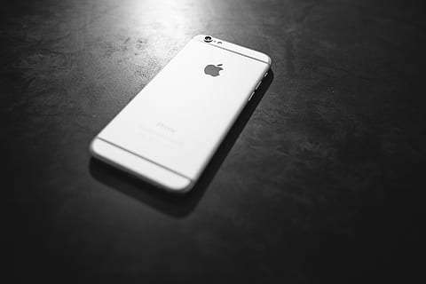 plata iPhone 6, negre, fusta, superfície, plata, iphone 6, iphone, poma, telèfon, cel·la, comunicació, mòbil, modern, smartphone, dispositiu, electrònica, digital, tecnologia, sense fils, informació, cel·lular, gadget, cap gent, a l'interior, primer pla, dia, sol objecte, connexió, enfocament selectiu, vista d’angle alt, natura morta, tecnologia sense fils, taula, tir de l'estudi, control, Color blanc, telèfon intel·ligent, equipament, temes socials, color negre, cultura i entreteniment artístic, 5K