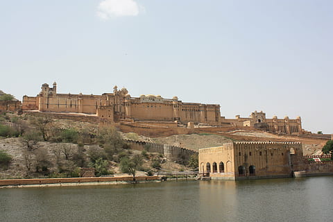 ambre, Índia, fort, Jaipur, Rajasthan, viatjar, exterior de l'edifici, estructura construïda, arquitectura, aigua, cel, història, arbre, el passat, edifici, destinacions de viatge, naturalesa, riu, dia, davant del mar, turisme, cel clar, ciutat, planta, cap gent, a l'aire lliure, 4K, CC0, domini públic, lliure de regalies