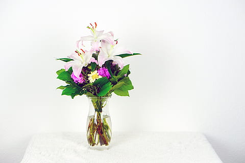 blanc, rosa, flors de lliri, clar, gerro de vidre, taula, flors, bouquet, verd, dia de Sant Valentí, dia del casament, celebració, colorit, flor, florir, Strauss, bonic, felicitats, aniversari, regal, felicitar, Festival, salutació, joia, floristeria, donar, taula d'aniversari, amor, naturalesa, decoració, planta amb flors, planta, gerro, frescor, bellesa a la natura, fragilitat, vulnerabilitat, arranjament floral, a l'interior, cap de flor, cap gent, funció de construcció de parets, color rosa, tir de l'estudi, part de la planta, inflorescència, Ram de flors, porpra, 5K