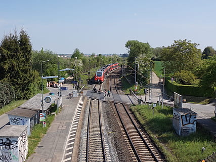pas a nivell, accident de trens, barrera, vies del ferrocarril, transport, tren, plataforma d’estació de ferrocarril, viatjar, estació, arbre, transport per ferrocarril, tren - vehicle, a l'aire lliure, planta, cel, naturalesa, pista, dia, arquitectura, persones incidentals, manera de transport, vista d’angle alt, grup de persones, llum solar, estructura construïda, creixement, estils de vida, color verd, 1080P