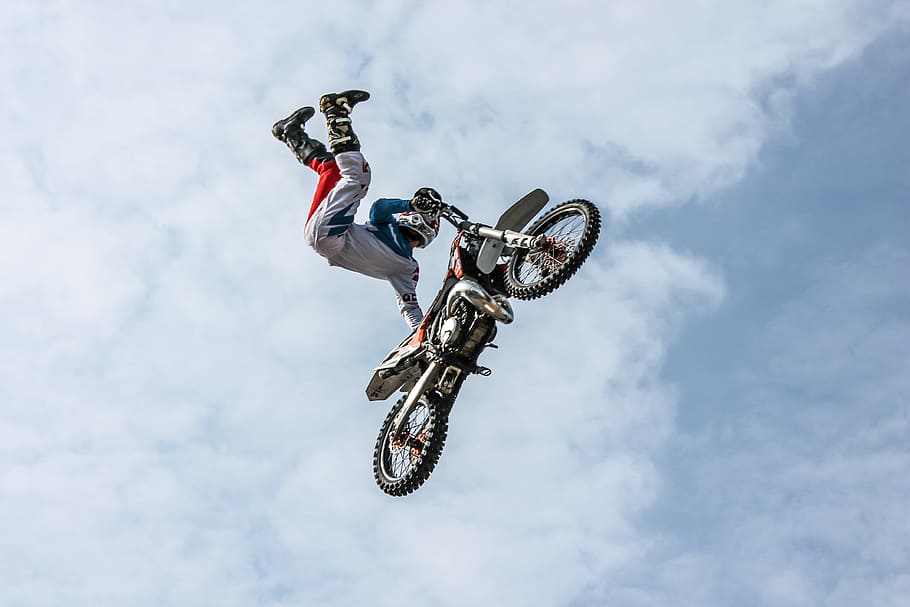 motociclista, motociclo, acrobazia, uomo, persona, cascatore, estremo, bicicletta, giro, sport, azione, attività, velocità, avventura, attivo, saltare, stile, mezz'aria, sport estremi, movimento, abilità, cielo, salto, mezzi di trasporto, concorrenza, attività di svago, Inquadratura dal basso, una persona, competenza, natura, lunghezza intera, nuvola - cielo, prestazione, modo di trasporto, rischio, all'aperto, stunt, 4K