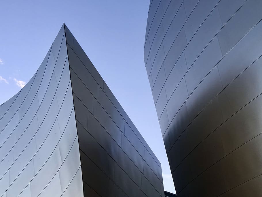 enkel, low-angle, grå, højhus, bygning, arkitektur, beton, hjørne, minimal, bygget struktur, bygning udvendig, moderne, by, himmel, kontor, glas - materiale, kontorbygning udvendig, forretning, lav vinkel visning, natur, ingen mennesker, dag, udendørs, mønster, blå, arbejdsplads, skyskraber, stål, sølvfarvet, legering, 4K