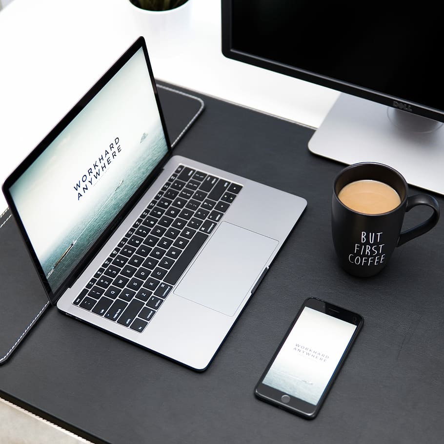 laptop, hrnek na kávu, iphone, lavice, zapnutý notebook, vedle, káva, džbánek, macbook, jablko, pohár, napít se, počítač, bezdrátové technologie, technologie, stůl, spojení, sdělení, počítačové vybavení, kávový šálek, uvnitř, vysoký úhel pohledu, nábytek, stálý život, klávesnice, přenosné informační zařízení, nikdo, 4K