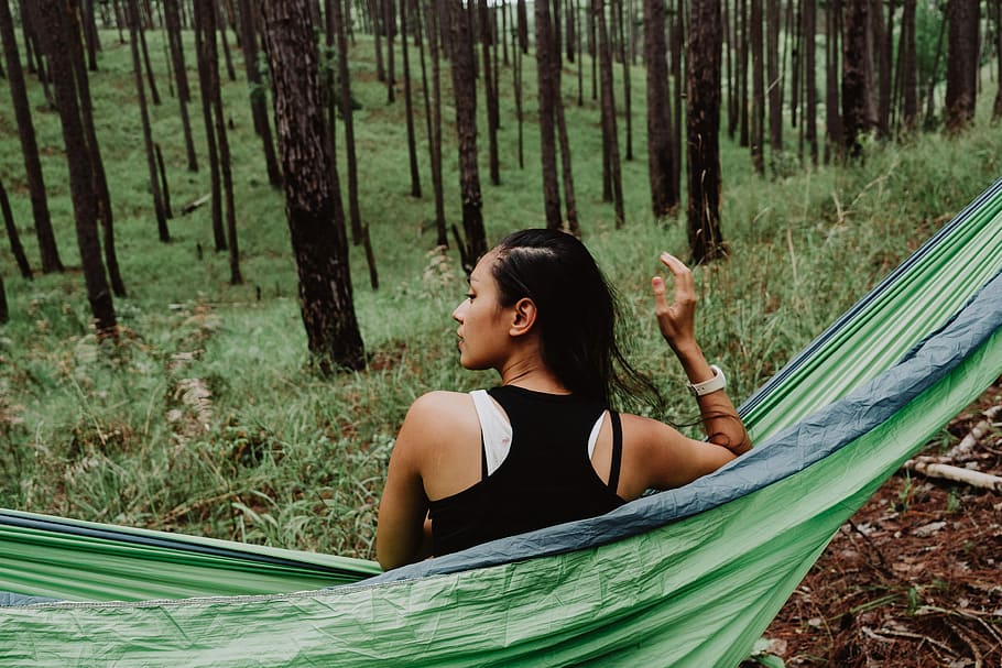 dona, negre, tanc esportiu, superior, seient, hamaca, assegut, verd, persona, a l'aire lliure, bosc, retrat, noi, nen, pi, wanderlust, femella, noia, aventura, viatge, motxillers, asium, arbre, una persona, terra, planta, adult jove, adult, dones joves, naturalesa, activitat d'oci, estils de vida, dones, dia, persones reals, bellesa a la natura, tres quarts de longitud, pentinat, dona guapa, 4K