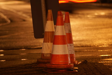 trafic, pălărie, con de trafic, roșu, alb, avertizare, ușoară, să se concentreze asupra primelor elemente, nici o persoana, Siguranță, a închide, drum, oraș, con, în aer liber, zi, protecţie, Securitate, in dungi, transport, stradă, construcții de drumuri, apus de soare, masa, 4K, CC0, domeniu public, fără drepturi de autor