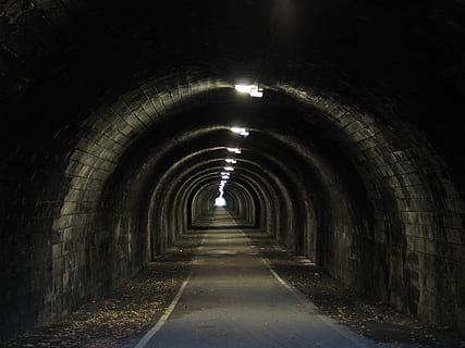 tunel, temný, průchod, směr, cesta vpřed, architektura, oblouk, perspektiva, stavba, prázdný, osvětlovací zařízení, svítí, nikdo, světlo na konci tunelu, uvnitř, pěšina, přeprava, bod zmizení, nástěnný prvek, zeď, absence, světlo, klenutý, dlouho, strop, 2K, CC0, veřejná doména, bez autorských práv