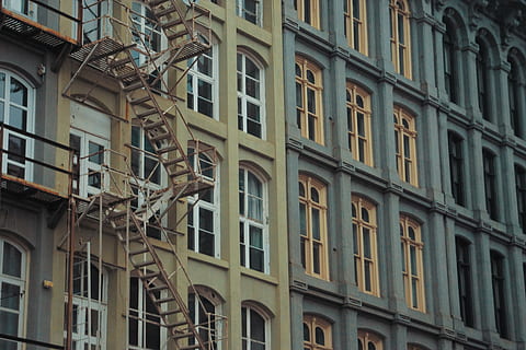 bygning, ild, flugt, stige, by, facade, arkitektur, vindue, bygning udvendig, urban scene, bygget struktur, Europa, lejlighed, ingen mennesker, fuld ramme, lav vinkel visning, dag, boligområde, baggrunde, udendørs, i en række, glas - materiale, gentagelse, klimaanlæg, mønster, kontor, 5K, CC0, offentligt domæne, royaltyfrie