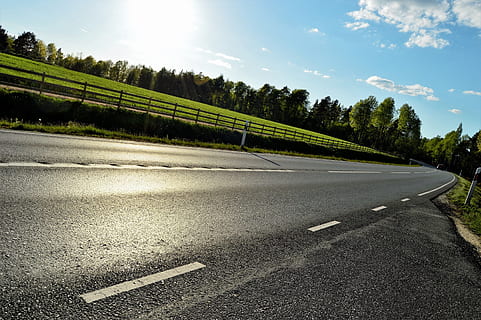 harmaa, betoni, ajorata, vihreä, ruoho, tie, kesä, metsä, puu, ajaa, Ruotsi, himmel, sininen, kasvit, pilvi, ilta, auto, Maisemat, luonto, valtatie, maisema, taivas, ei ihmisiä, maaseudulla, kuljetus, kasvi, symboli, merkki, tien merkintä, päivä, asfaltti, suunta, auringonvalo, pilvi - taivas, tyyneys, tyhjä tie, kaupunki, rauhallinen kohtaus, ulkona, pinnan tasolle, 2K, CC0, public domain, rojaltivapaa