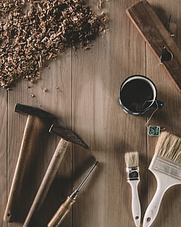 to, hamre, ved siden af, skruetrækker, hvid pensel, bordplade, værktøjer, bord, flatlay, flad, drikke, træ - materiale, forfriskning, mad og drikke, ingen mennesker, indendørs, direkte over, stilleben, høj vinkel visning, vin, husholdningsudstyr, kop, glas, saks, kaffe - drikke, køkkenredskaber, vinglas, tæt på, dag, proptrækker, rødvin, 2K, CC0, offentligt domæne, royaltyfrie