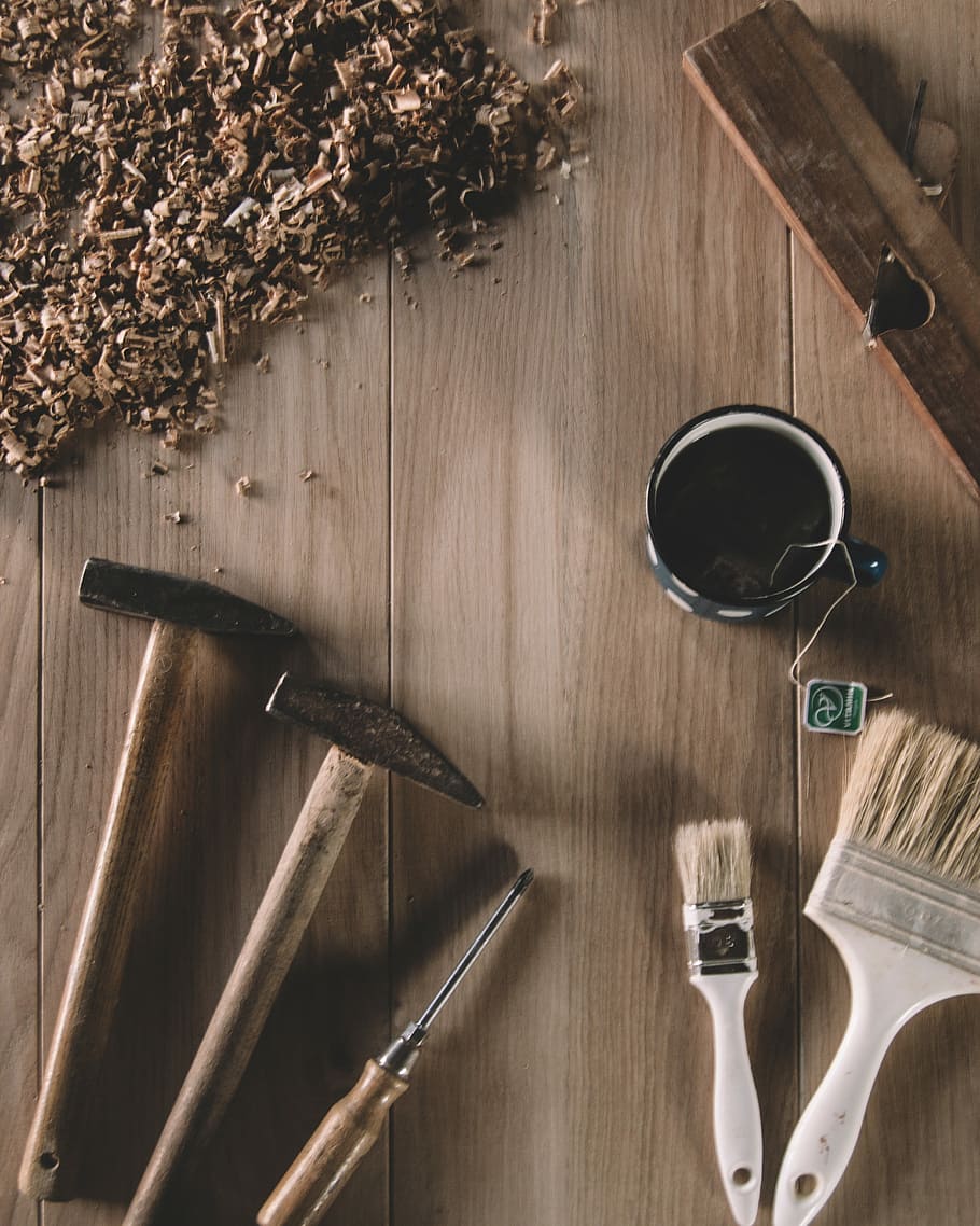 to, hamre, ved siden af, skruetrækker, hvid pensel, bordplade, værktøjer, bord, flatlay, flad, drikke, træ - materiale, forfriskning, mad og drikke, ingen mennesker, indendørs, direkte over, stilleben, høj vinkel visning, vin, husholdningsudstyr, kop, glas, saks, kaffe - drikke, køkkenredskaber, vinglas, tæt på, dag, proptrækker, rødvin, 2K