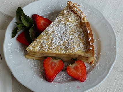 torta, piatto, delizioso, vasellame, mangiare, pezzo di torta, cibo, porcellana, fragole, zucchero a velo, cibo e bevande, fragola, frutta, mangiare sano, frutti di bosco, cibo dolce, pronto a mangiare, freschezza, dolce, avvicinamento, indulgenza, in casa, natura morta, tentazione, al forno, nessuno, contorno, prima colazione, stile alimentare, 4K, CC0, dominio pubblico, privo di copyright