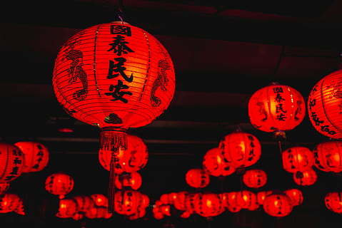 lanterner, rød, svart, tekstutskrift, lykt, lys, mørk, asiatisk kultur, kinesisk lantern, kinesisk nyttår, belysningsutstyr, feiring, festival, kinesisk lanterne festival, dekorasjon, tradisjonell festival, begivenhet, henger, ferie, belyst, ingen folk, lav vinkel visning, natt, utendørs, papir lanterne, lysstyrke, 5K, CC0, offentlig domene, opphavsrett gratis