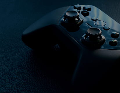 nero, controller di videogiochi, sfocatura, avvicinamento, controllore, buio, divertimento, messa a fuoco, gioco, controller di gioco, gamepad, telecomando da gioco, pelle, macro, riflessione, tecnologia, in casa, nessuno, ombra, vista dall'alto, comunicazione, girato in studio, singolo oggetto, questioni sociali, natura morta, colore nero, tavolo, bere, assenza, copia spazio, crimine, segnale di pericolo, cartello, vasellame, 2K, CC0, dominio pubblico, privo di copyright