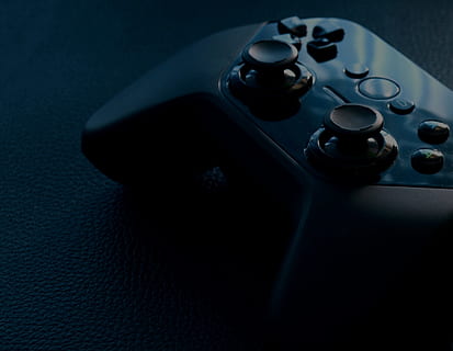 schwarzer Controller, schwarz, Gamepad, Videospiel-Controller, spielcontroller, Regler, Spaß, Spielen, Technologie, dunkel, Unterhaltung, abspielen, Spiel, Jungfrau, Joystick, Steuerung, keine Leute, Schatten, altmodisch, drinnen, Nahansicht, Tag, Studioaufnahme, High Angle View, Kunst, Kultur und Unterhaltung, Kommunikation, Stillleben, Musik-, soziale Themen, Ausrüstung, einzelnes Objekt, kopieren sie platz, Metall, Aggression, Zeichen, schwarze Farbe, Geschirr, 2K, CC0, gemeinfrei, lizenzfrei