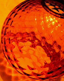 Glas, Bernstein, kugelförmig, gemustert, texturiert, Licht reflektieren, orange Farbe, Nahansicht, drinnen, keine Leute, Kugel, Gelb, beleuchtet, Muster, Lichtanlage, Ball, Detail, Tierwelt, Glas - Material, Dekoration, transparent, Tier, Natur, Kürbis, Reflexion, rot, 1080P, CC0, gemeinfrei, lizenzfrei