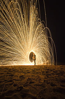 person, holding, fyrverkeri, Strand, natt, lys, gnist, Stålull, Brann, brenne, lysmaling, lang eksponering, bevegelse, trådull, én person, sløret bevegelse, belyst, spinne, glødende, gnister, ekte folk, menn, livsstil, brenning, fritidsaktivitet, ferdighet, skilt, brann - naturlig fenomen, kunstkultur og underholdning, geometrisk form, utendørs, 5K, CC0, offentlig domene, opphavsrett gratis
