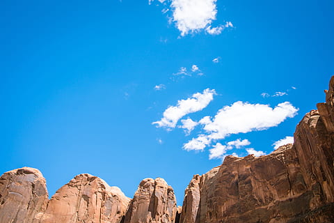 Marrone, scogliera, bianca, blu, nuvoloso, cielo, scogliera durante il giorno, Moab, panorama, natura, paesaggio, Paesaggi, roccia - oggetto, Utah, deserto, Stati Uniti d'America, all'aperto, arenaria, Parco Nazionale, nessuno, rosso, bellezza nella natura, terreno estremo, montagna, sud-ovest degli Stati Uniti, eroso, geologia, canyon, posto famoso, formazione rocciosa, roccia, solido, nuvola - cielo, scenics - natura, Inquadratura dal basso, geografia fisica, scena non urbana, scena tranquilla, la tranquillità, viaggio, destinazioni di viaggio, luce del sole, catena montuosa, clima arido, formazione, clima, 4K, CC0, dominio pubblico, privo di copyright