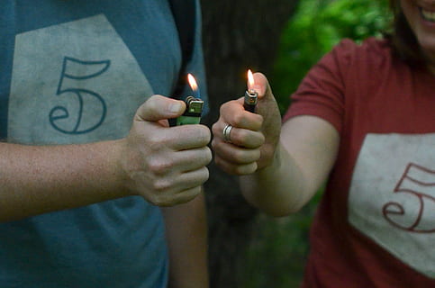 Mann, Frau, zündete, zwei, Feuerzeuge, halten, Person, leichter, Grün, Wegwerf, Flamme, Feuer, 5, T-Shirt, Ring, Mann und Frau, Mode, Hand, Verbrennung, menschliche Hand, Männer, soziale Themen, zwei Menschen, Menschen, Mittelteil, Erwachsene, Feuer - natürliches Phänomen, Zusammengehörigkeit, Fokus auf den Vordergrund, positive Emotionen, Kommunikation, Nahansicht, junger Erwachsener, menschliches Körperteil, Paar - Beziehung, 2K, CC0, gemeinfrei, lizenzfrei