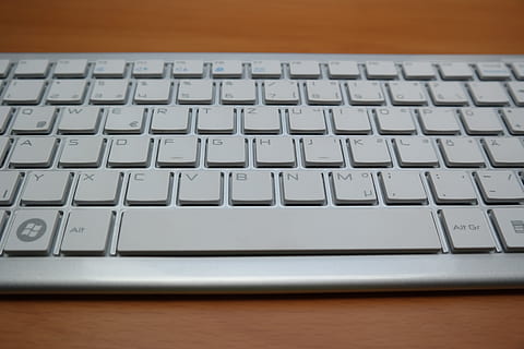 klawiatura, brązowy, stół, spacja, listy, komputer, wkład, sprzęt komputerowy, pc, kalkulator, kran, czcionka, opuszczać, peryferyjny, Akcesoria, Urządzenie peryferyjne, biały, srebro, wyposażenie komputera, porozumiewanie się, część komputerowa, klawiatura komputerowa, technologia bezprzewodowa, technologia, zbliżenie, klucz komputera, połączenie, wewnątrz, żadnych ludzi, laptop, tekst, alfabet, list, pismo zachodnie, meble, przestępstwo komputerowe, 5K, CC0, domena publiczna, darmowe zdjęcia