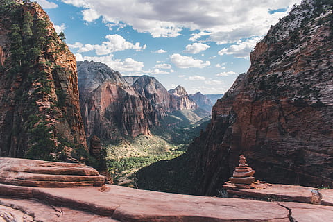 nacional, parque de montanhas, dia, distância, Castanho, montanhas, fotografia, formação rochosa, nuvens brancas, céu azul, montanha, Rocha, vale, nuvem, formação, natureza, panorama, scenics, rock - objeto, ao ar livre, lugar famoso, EUA, Parque Nacional, desfiladeiro, beleza na natureza, penhasco, ninguém, viagem, terreno extremo, céu, utah, geologia, marco nacional, destinos de viagem, nuvem - céu, sólido, scenics - natureza, cadeia de montanhas, montanhas Rochosas, cena não urbana, cena tranquila, tranquilidade, Geografia física, corroído, Pico da montanha, clima árido, 5K, CC0, domínio público, royalty free