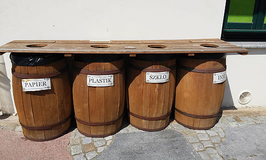 ecologie, sorteer-, natuur, hout - materiaal, geen mensen, zij aan zij, houder, afvalbak, dag, tekst, eten en drinken, communicatie, vuilnisbak, bruin, tafel, drinken, buitenshuis, voetpad, cilinder, prullenbak, in een rij, kop, 2K, CC0, publiek domein, royaltyvrij