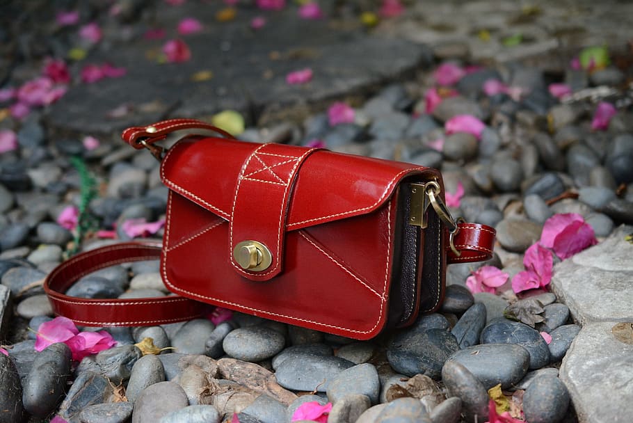 rosso, Borsa, borsetta, solido, concentrarsi sulle conoscenze acquisite, roccia, giorno, accessorio personale, roccia - oggetto, nessuno, pietra - oggetto, natura, gioielli, scarpa, all'aperto, fiore, natura morta, vista dall'alto, avvicinamento, colore rosa, bellezza nella natura, pianta fiorita, pelle, 2K