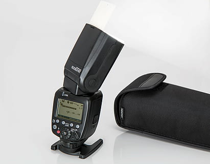 trasformato, nero, radar, unità flash, flash esterno, Speedlite canonico, accessorio della fotocamera, strobo, fotografico, attrezzatura, esposizione, flash remoto, flash wireless, fotografia, luce da studio, accessorio personale, tecnologia, girato in studio, colore nero, in casa, natura morta, sfondo bianco, nessuno, comunicazione, macchina fotografica - attrezzatura fotografica, avvicinamento, temi fotografici, ritagliare, singolo oggetto, sicurezza, musica, cultura artistica e intrattenimento, attrezzatura fotografica, ascoltando, Colore bianco, Camera digitale, 4K, CC0, dominio pubblico, privo di copyright