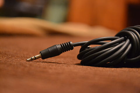 cable, petita presa, endolls, el filferro, connectar, als altaveus, connexió, primer pla, taula, tecnologia, comunicació, enfocament selectiu, a l'interior, cap gent, sol objecte, color negre, centrar-se en primer pla, xarxa d’ordinadors, material de fusta, Internet, natura morta, telèfon fix, telèfon, endoll elèctric, bolígraf, cable telefònic, comunicacions globals, 2K, CC0, domini públic, lliure de regalies