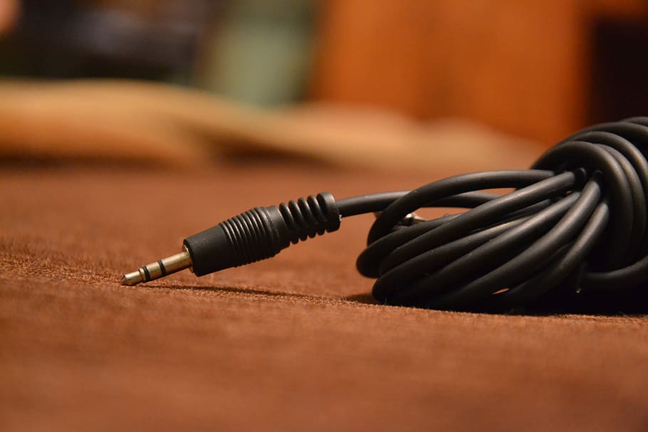 cable, petita presa, endolls, el filferro, connectar, als altaveus, connexió, primer pla, taula, tecnologia, comunicació, enfocament selectiu, a l'interior, cap gent, sol objecte, color negre, centrar-se en primer pla, xarxa d’ordinadors, material de fusta, Internet, natura morta, telèfon fix, telèfon, endoll elèctric, bolígraf, cable telefònic, comunicacions globals, 2K