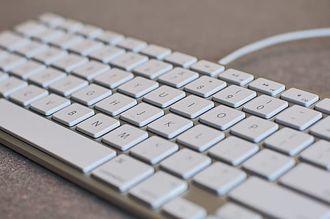 teclado de computadora blanco, comunicación, teclado, cable, datos, electrónica, equipo, información, moderno, mesa, tecnología, blanco, trabajo, equipo de computadora, de cerca, computadora, parte de la computadora, alfabeto, adentro, conexión, carta, ordenador portátil, nadie, enfoque selectivo, tecnología inalámbrica, texto, vista de alto ángulo, llave de computadora, Red de computadoras, 1080P, CC0, dominio público, libre de derechos