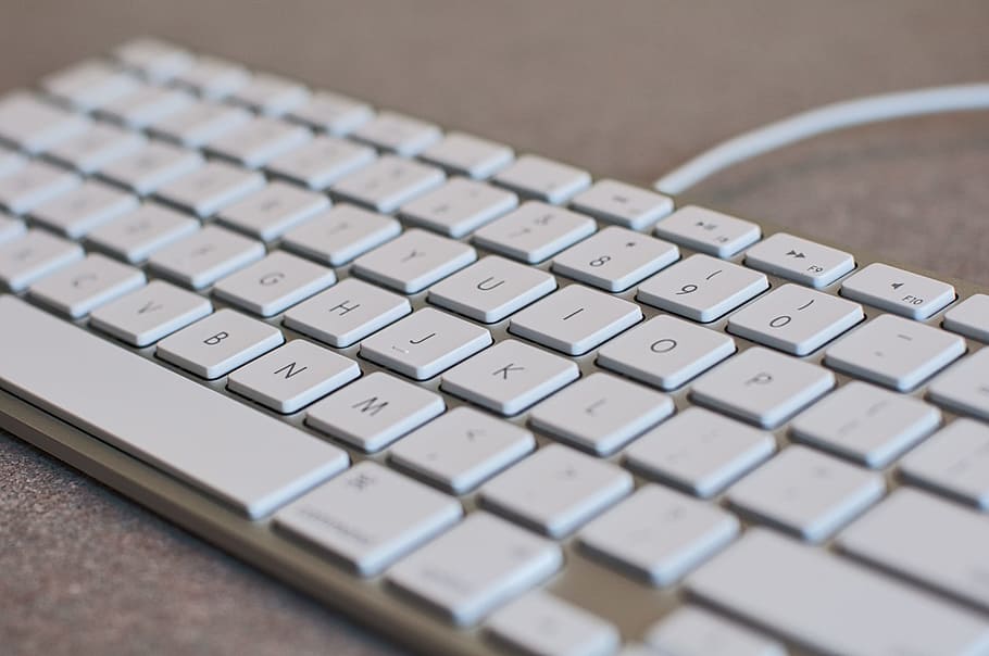 teclado de computadora blanco, comunicación, teclado, cable, datos, electrónica, equipo, información, moderno, mesa, tecnología, blanco, trabajo, equipo de computadora, de cerca, computadora, parte de la computadora, alfabeto, adentro, conexión, carta, ordenador portátil, nadie, enfoque selectivo, tecnología inalámbrica, texto, vista de alto ángulo, llave de computadora, Red de computadoras, 1080P