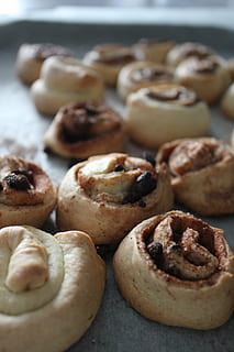 pastís, cocció, slug, menjar i beguda, menjar, frescor, menjar dolç, indulgència, natura morta, al forn, dolç, a l'interior, postres, primer pla, llest per menjar, menjar poc saludable, cap gent, temptació, enfocament selectiu, cookie, centrar-se en primer pla, xocolata, gran grup d'objectes, element de pastisseria al forn, berenar, xemeneia, safata, 5K, CC0, domini públic, lliure de regalies