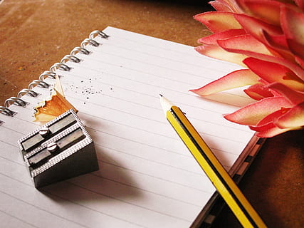 foto, matita, grigio, temperamatite, taccuino, scrittura, gli appunti, carta, fiori, Scrivi, rosa, legno - materiale, tavolo, penna, avvicinamento, creatività, nessuno, in casa, giorno, libro, pubblicazione, natura morta, quaderno a spirale, formazione scolastica, bloc notes, vista dall'alto, strumento di scrittura, pagina, matita colorata, apprendimento, vuoto, 720P, CC0, dominio pubblico, privo di copyright