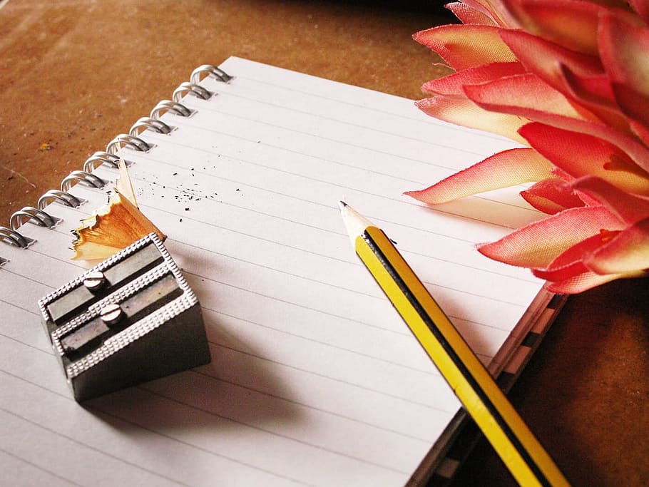 foto, matita, grigio, temperamatite, taccuino, scrittura, gli appunti, carta, fiori, Scrivi, rosa, legno - materiale, tavolo, penna, avvicinamento, creatività, nessuno, in casa, giorno, libro, pubblicazione, natura morta, quaderno a spirale, formazione scolastica, bloc notes, vista dall'alto, strumento di scrittura, pagina, matita colorata, apprendimento, vuoto, 720P