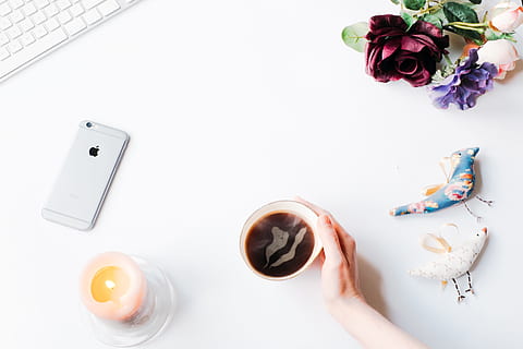 Foto auf Lager, Kaffee, gestylt, iphone, Konzepte und Ideen, Objekte, menschliche Hand, Computer, Frau, Tabelle, Geschäft, menschliches Körperteil, drinnen, eine Person, Wohnraum, Hygiene, Blume, blühende Pflanze, direkt darüber, Essen und Trinken, High Angle View, Pflanze, Hand, Frische, Studioaufnahme, Lebensmittel, Becher, Getränk, Tasse, Natur, Menschen, Frühstück, 4K, CC0, gemeinfrei, lizenzfrei