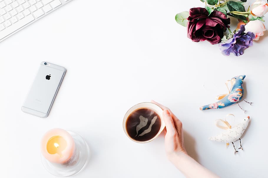 foto d'archivio, caffè, Styled, i phone, concetti e idee, oggetti, mano umana, computer, donne, tavolo, attività commerciale, parte del corpo umano, in casa, una persona, stanza domestica, igiene, fiore, pianta fiorita, direttamente sopra, cibo e bevande, vista dall'alto, pianta, mano, freschezza, girato in studio, cibo, boccale, bere, tazza, natura, persone, prima colazione, 4K