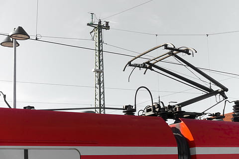 s bahn, vermell, catenària, tren, il·luminació, corrent, ferrocarril, màstil, trànsit ferroviari, estació de tren, cable, electricitat, transport, tecnologia, manera de transport, cel, connexió, línia elèctrica, cap gent, Font d'alimentació, generació de combustible i energia, naturalesa, piló d’electricitat, dia, vista d’angle baix, vehicle terrestre, carrer, equips d’il·luminació, a l'aire lliure, línia telefònica, 5K, CC0, domini públic, lliure de regalies
