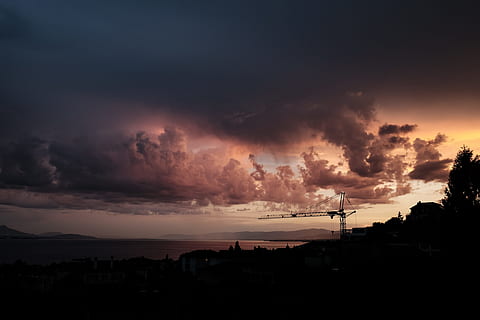 Foto, schwarz, Kran, Nachtzeit, Schattenbildfoto, Bäume, grau, Metallkran, Wolken, Wolke, Sonnenuntergang, Himmel, dunkel, Natur, Dämmerung, wolke - himmel, Silhouette, Wolkengebilde, Sonne, draußen, Sonnenlicht, orange Farbe, Dramatischer Himmel, szenen, keine Leute, die Architektur, gebaute Struktur, Schönheit in der Natur, Gebäudehülle, Szenen - Natur, Stadt, ruhige Szene, Gebäude, Sturm, Elektrizität, 4K, CC0, gemeinfrei, lizenzfrei